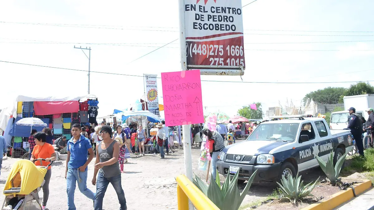 Previenen robos en el tianguis dominical.  Foto Luis Luévanos.